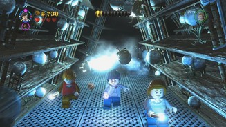 Lego Harry Potter: Die Jahre 5-7Immer im Trio flüchten Harry, Ron und Hermine vor zusammenbrechenden Regalen und gigantischen Explosionen.