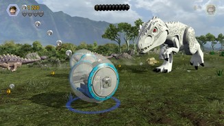 Lego Jurassic WorldDie rollenden Gyrosphären sind eine der Attraktionen aus dem neuen Kinofilm, der Supersaurier Indominus Rex (rechts im Bild) ebenfalls.