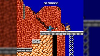 Mega ManDa werden im Ruhrgebiet Erinnerungen wach: Ein Bergarbeiter schmeißt Hämmerchen nach Mega Man. Eine Protestaktion gegen das Zechen-Sterben?