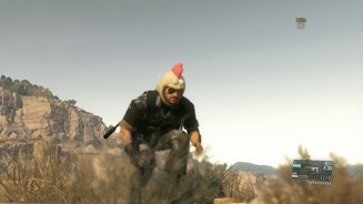 Metal Gear Solid 5: The Phantom PainMit der Hühnerhaube entdecken die Gegner Snake zwar, lösen aber keinen Alarm aus.