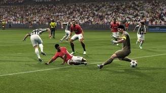 Pro Evolution Soccer 2013Im Rutschen überwindet Machester Uniteds Valencia Juves Torhüter Buffon.