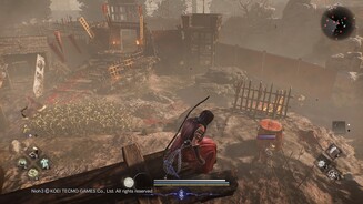 Nioh 3: Auf den Dächern passen wir den richtigen Moment zum Angriff ab.