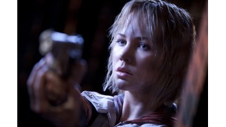 Silent Hill: Revelation 3DUm ihren Vater zu finden, durchkämmt Heather - mit Pistole im Anschlag - das Horror-Städchen.