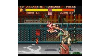 Chun-Li hits a very styled kick in Zangief: this is just the beginning!