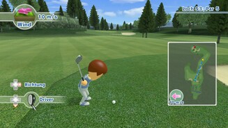 GolfDie einzige Club-Sportart, die Simulationscharakter besitzt. Dies liegt an der sehr gut umgesetzten Steuerung, die gegenüber Wii Sports Resort nochmals verbessert wurde. Ihr legt das GamePad auf den Boden vor euch und seht dann eine Detailansicht des Golfballs. Per MotionPlus-Controller schwingt ihr nun den virtuellen Schläger und könnt so Testschläge ausführen, um die Schwungstärke abzuschätzen. Drückt ihr dabei den A-Knopf, schlagt ihr den Ball »ins Fernsehbild« hinein. Cooler Effekt! Zusätzlich gilt es, Terraineigenheiten und Windstärke einzubeziehen sowie das passende Eisen zu wählen. Golf erfordert mehr Übung als die anderen Disziplinen; ungeduldige Naturen befördern den Ball in den ersten Partien ständig ins Kurs-Aus oder einen See. Leider hapert’s aber am Umfang: Euch stehen die bekannten drei Klassikkurse mit je drei Löchern zur Verfügung, zusätzlich hat Nintendo drei weitere Schauplätze eingebaut, die teilweise auf Golfspiel-Oldies der 8-Bit-Konsole NES basieren. Nervig: Wir mussten mitunter sehr lange Wartezeiten hinnehmen, um andere Spieler für Onlineduelle zu finden.Wertung: Gut