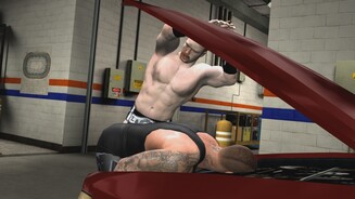 WWE 2K14In den Backstage-Brawls gibt es allerhand interaktive Stellen zu entdecken. Wie zum Beispiel die Motorhaube.