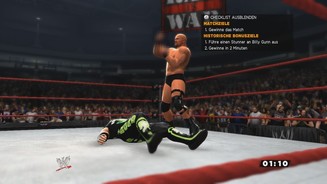 WWE13Wie im Fernsehen: Stone Colds Mittelfinger werden auch im Spiel unkenntlich gemacht.