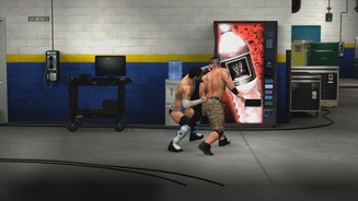 WWE13Auch Backstage geht es ordentlich zur Sache: Alles, was herumsteht, wird zur Waffe.