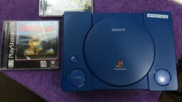 Habt ihr schon die blaue PS1 gesehen? So hübsch sieht die rare Debug-Konsole des Sony-Klassikers aus