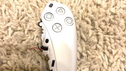 PS5-Spieler verzweifelt am Stickdrift seines DualSense, versucht das Problem mit Gewalt zu lösen - macht es aber nur noch schlimmer