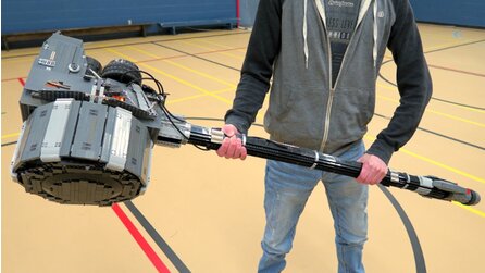 Overwatch - Reinhardts Hammer aus 7 Kg Lego-Steinen nachgebaut