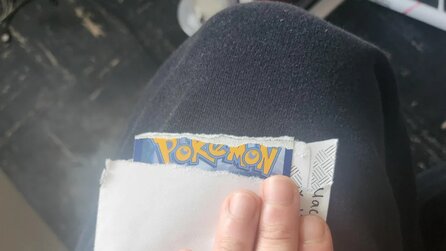 Pokémon-TCG Sammlerin kauft seltene Karte, glaubt sie beim Aufreißen des Briefs zerstört zu haben - dabei wurde sie nur vom Verkäufer getrollt