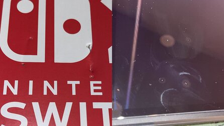 Nintendo Switch 2-Händler ruiniert all seine Konsolen, weil er Kassenzettel an die Kartons tackert - und damit die Bildschirme beschädigt