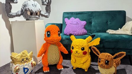 LEGO-Fan baut lebensgroße Pokémon und die wischen mit den offiziellen Modellen den Boden auf