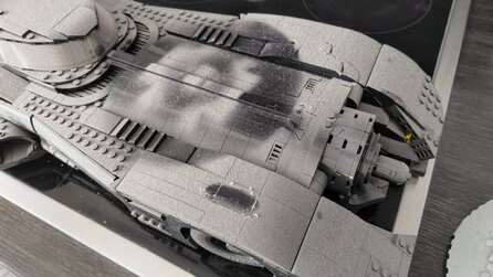 Ich glaube, das ist ein bisschen LEGO unter meiner Staub-Sammlung 4 Jahre lang steht dieses Batmobil im Keller – nun hat es eine ganz andere Farbe