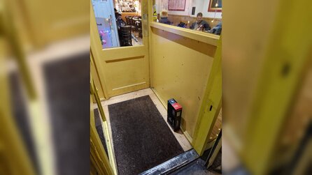 PC-Spieler holt sich 9060 XT-Grafikkarte bei Temu und bestellt sie in sein Restaurant - Lieferant stellt sie einfach vor die geschlossene Tür