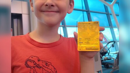 Pokémon-TCG-Glückspilz steckt 10 Stunden am Flughafen fest, kauft überteuertes Pack für seinen Sohn, um die Zeit zu überbrücken - zieht Karte, die bis zu 1340 Euro wert ist