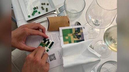 Ehemann Joachim entwirft für alle 70 Gäste seiner Hochzeit ein eigenes LEGO-Set samt Anleitung und lässt sie live bauen - am Ende werden alle Teile zu einem Bild der Familie