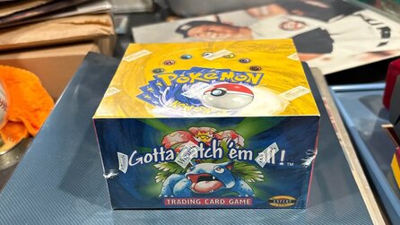 Glückspilz will nur Lagereinheit mit Sportartikeln ersteigern, findet darin versiegelte Pokémon TCG-Box, die heute über 23.000 Euro wert ist - Wortwörtlich der Jackpot