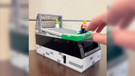LEGO-Fan baut geniales Fußball-Minispiel für seinen Schreibtisch und kann jetzt beim WM Schauen mit dem Daumen kickern