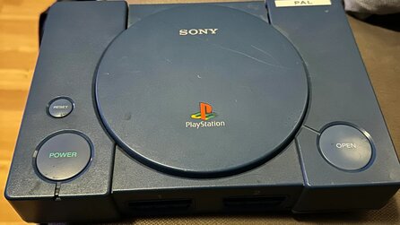 Ist das selten? Hab ich bei mir gefunden: Spieler hat super seltene blaue PS1 als Kind bekommen und kennt den Wert gar nicht - bis ihn Fans aufklären