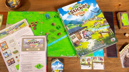Dieser neue Brettspiel-Hit ist gerade überall ausverkauft: Cozy Stickerville lässt euch mit 800 Stickern ein idyllisches Dorf zusammenkleben - ganz ohne Druck und kooperativ