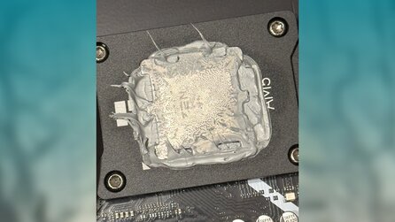 Spieler baut seinen ersten PC, wird nervös und ertränkt seine CPU in Wärmeleitpaste - die Community sagt dazu nur: Könntest du uns bitte etwas übrig lassen?