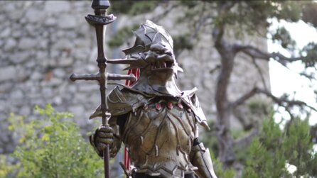 Teaserbild für Dark Souls-Fan begeistert Community mit seinem Ornstein-Cosplay - Sieht aus wie eine Action-Figur
