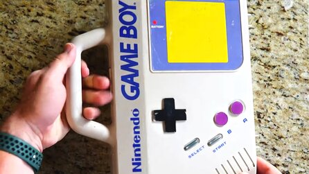Teaserbild für Nintendo-Fan entdeckt zufällig auf dem Flohmarkt Game Boy-Reisekoffer - und der ist mit dem Handheld und massenweise Spielen gefüllt