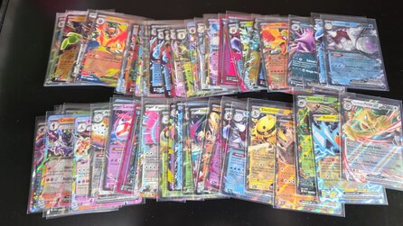 Tochter hat ein gutes Zeugnis bekommen - Vater lässt sie zur Belohnung 300 Pokémon TCG-Packs öffnen