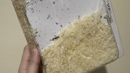 Nintendo-Fan lagert originalverpacktes 3DS-Case jahrelang, stellt dann fest, dass es in der Packung komplett zu Staub zerfallen ist und geht damit viral