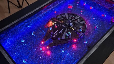 LEGO-Bastlerin baut sich einen Couchtisch mit dem Millennium Falken: Das muss der legendärste Couchtisch ever sein