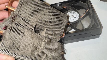Spieler öffnet zum ersten Mal seinen PC, weil der nicht mehr richtig läuft und findet komplett zugedreckten Ekel-Kühler