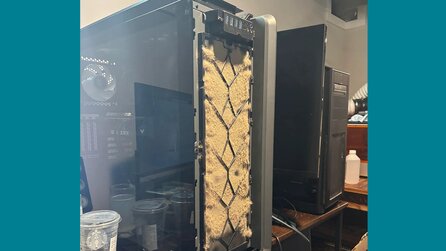 PC-Spieler findet endlich Weg, Panel vom Case seines PCs abzunehmen, entdeckt dahinter komplette Fellschicht aus Tierhaaren und Teppichfusseln