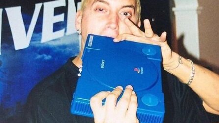 Foto von Eminem mit seltener blauer PS1 aufgetaucht: Das macht die PlayStation-Konsole so besonders