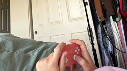 Er zeigt das geniale Gaming-Setup seiner Frau: Sie spielt Switch mit Kindle-Stand und 8BitDo-Controller und es sieht super bequem aus