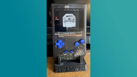 Nintendo-Fan leiht sich alten Game Boy eines Freundes, aber der ist komplett verranzt - motzt ihn kurzerhand für den Kumpel und seine Kinder auf