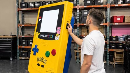 Nichts wird das jemals toppen: Gamer bastelt sich gigantischen Game Boy Color, der fast so groß wie er selbst ist und kann darauf sogar Pokémon spielen