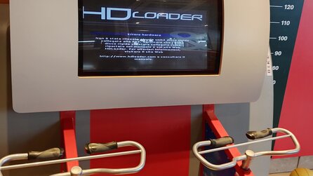 In einem McDonalds wurde entdeckt, dass ein Fahrradspiel auf einer gecrackten PS2 lief, die abgestürzt ist