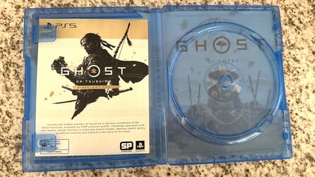 PlayStation-Fan bekommt von seiner Freundin PS5-Hit geschenkt, doch als er ihn öffnet, ist keine Disc drin - die Reaktion des Händlers ist einfach nur frech