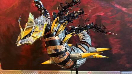 Diabolischer Pokémon TCG-Fan baut beeindruckende Giratina-Skulptur, indem er etliche Pokémon-Karten einfach zerschneidet