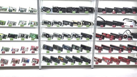 73 GPUs: PC-Spieler ist seit seiner Kindheit Fan von Grafikkarten und zeigt riesige Sammlung in seinem Regal