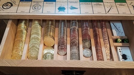 Ich würde das kaufen! Harry Potter-Fan zeigt selbstgebautes Monopoly aus Eichenholz mit echten Gringotts-Münzen