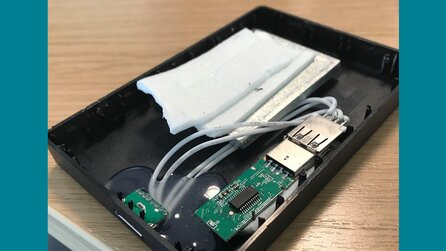 Spieler schraubt seine defekte Festplatte auf und traut seinen Augen kaum: Im Inneren ist einfach nur ein billiger Speicher-Chip mit Heißkleber befestigt