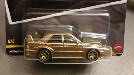 Vater kauft für seinen Sohn ein Hot Wheels-Auto und nimmt an der Kasse ein weiteres Auto mit, weil er die goldene Farbe cool findet - kauft zufällig ein besonders wertvolles Exemplar