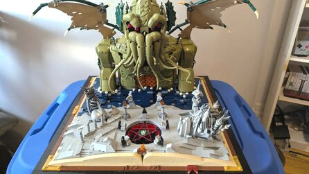 LEGO-Bastler baut fantastische Cthulhu-Statue, aber das surreale Mini-Lovecraft-Gebäude unten rechts in der Ecke ist sogar noch faszinierender