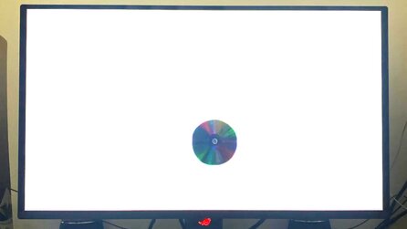 Spieler wird von kleiner Schwester beschuldigt, den Müll nicht rausgebracht zu haben - sie pfeffert als Strafe kurzerhand einen Stein in seinen OLED-Monitor