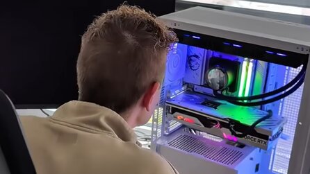 PC Spieler zockt Battlefield 6 auf dem klitzekleinen Bildschirm seiner Wasserkühlung, im Gehäuse