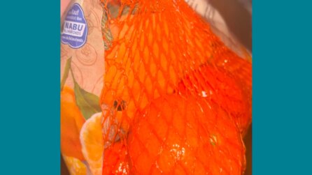 Sie kauft ihrer Freundin ihr erstes Jellycat und verschenkt die Plüsch-Mandarine inmitten von Rewe-Mandarinen