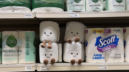Supermarkt verkauft niedliches Plüsch-Toilettenpapier von Jellycat zwischen den normalen Klorollen - und 6000 Fans freuen sich